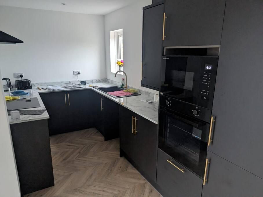 סוואנסי Modern 3Br Home - Private Parking - Tv In Every Bedroom מראה חיצוני תמונה