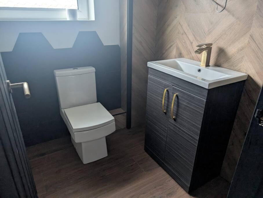 סוואנסי Modern 3Br Home - Private Parking - Tv In Every Bedroom מראה חיצוני תמונה